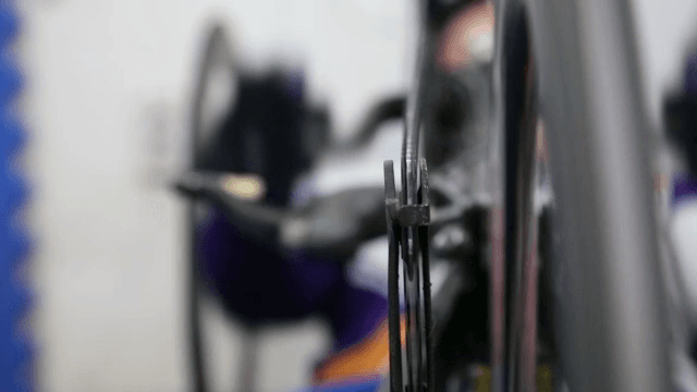 자전거 기어와 빠르게 움직이는 바퀴