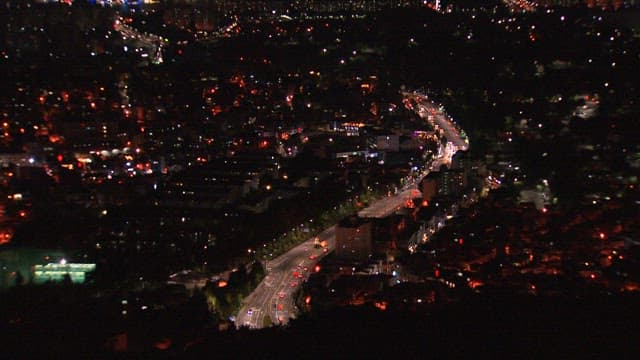 환히 밝혀진 번화한 도시의 야경