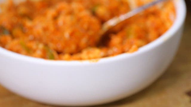 매운 돼지찌개를 비빈 밥에 얹어 먹는 김