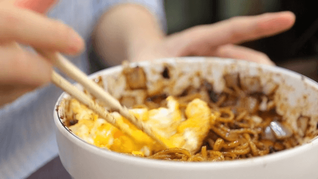 계란 프라이와 짜장면을 섞는 모습