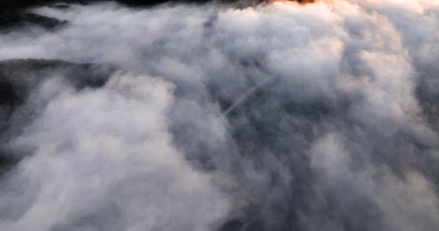 산악 풍경을 덮은 구름