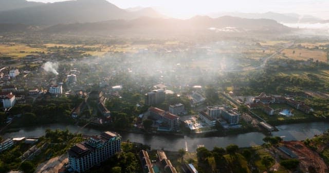 강가의 고요한 마을 항공 촬영