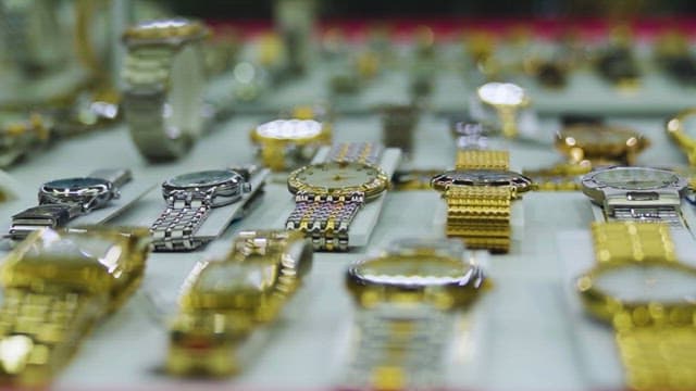 카운터에 진열된 다양한 시계들