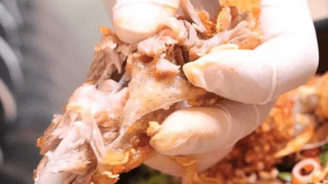 등갈비 튀김의 살을 바르는 모습