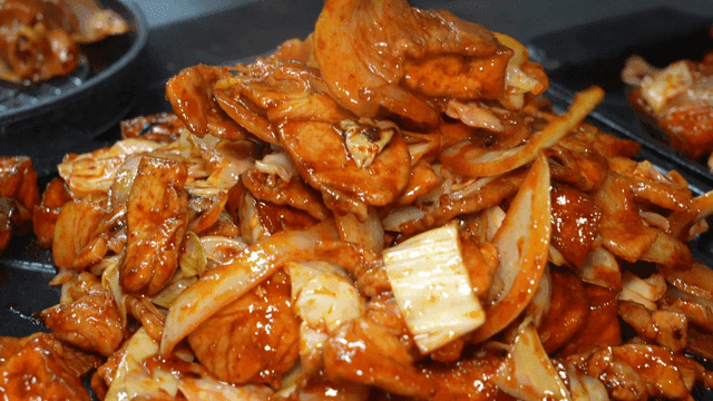 Spicy stir-fried pork with vegetables