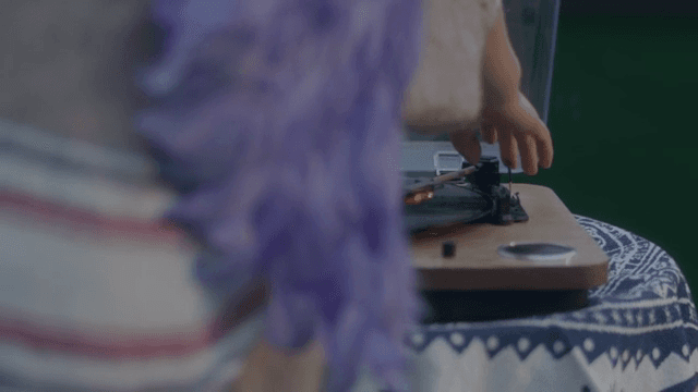 사람이 바이닐 레코드 플레이어를 설정하는 모습