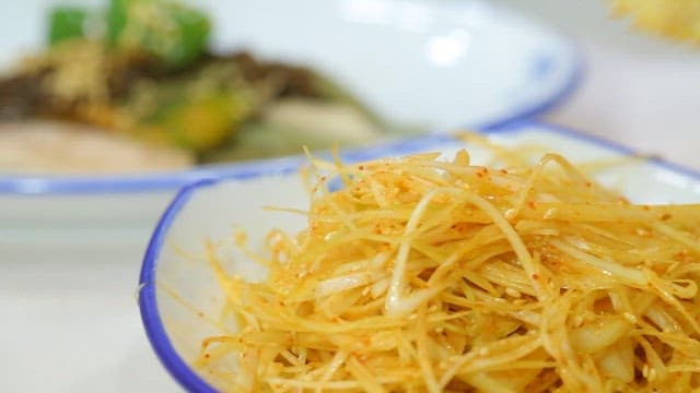 파채를 곁들여 먹는 낙지전