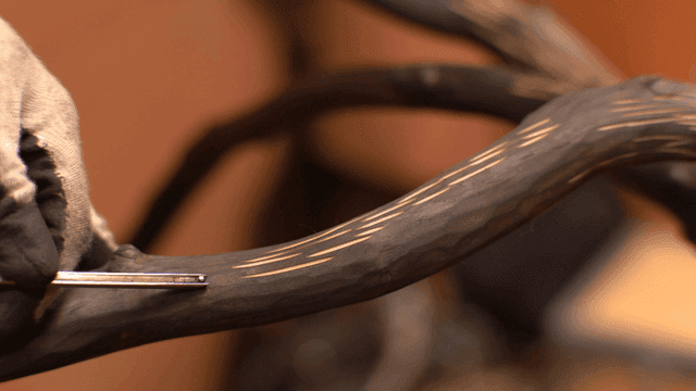 나무에 정교한 패턴 조각