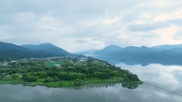 산과 강이 어우러진 고요한 풍경