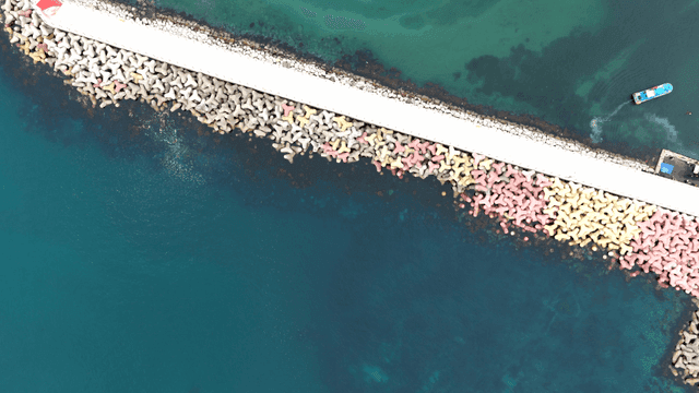 맑은 푸른 바다와 해안 풍경