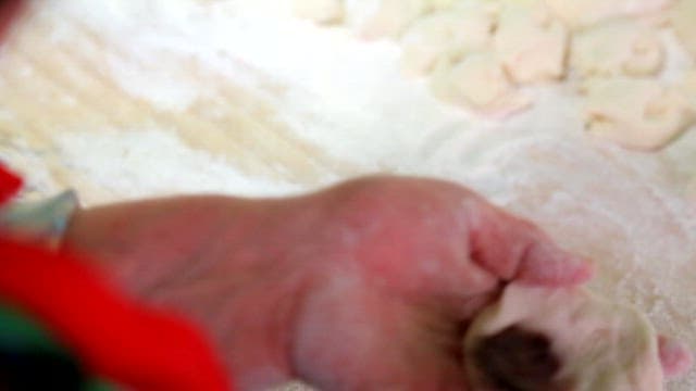 반죽안에 팥을 넣는 사람