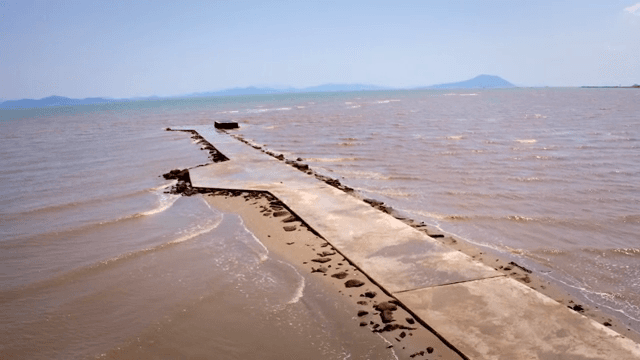 바다로 뻗은 긴 부두