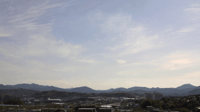 멀리 산이 보이는 평화로운 마을