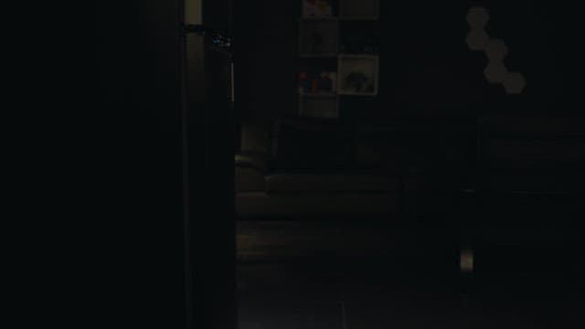 밤에 냉장고에서 음료를 고르는 사람