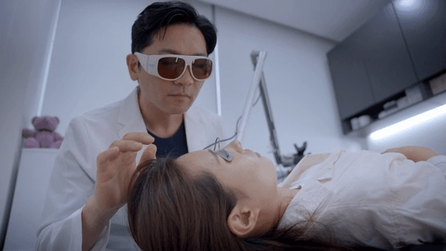 의사가 피부 관리 시술을 진행하는 모습