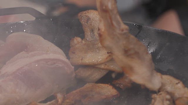 뜨거운 팬에 삼겹살 굽기