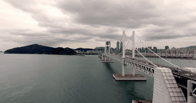 도시 풍경과 함께 바다를 가로지르는 다리