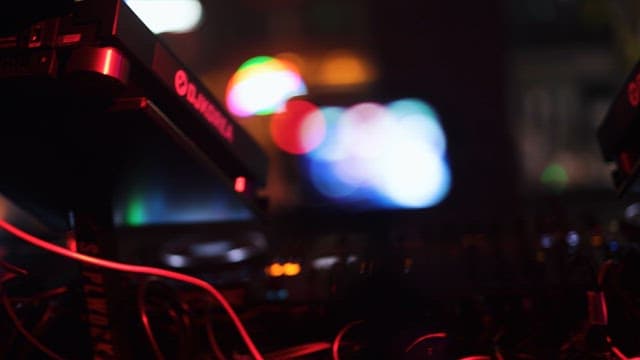 화려한 조명으로 가득한 실내를 촬영하는 캠코더