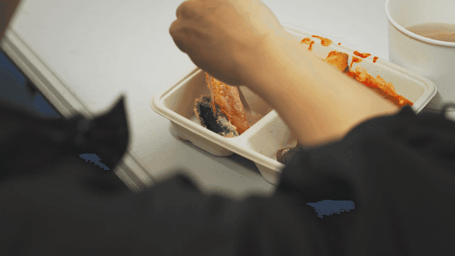 김말이 튀김을 꼬치를 꽂는 사람