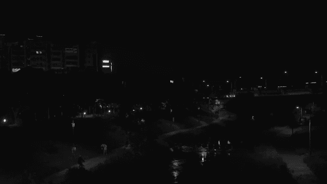 가로등과 산책로가 있는 도시의 야경