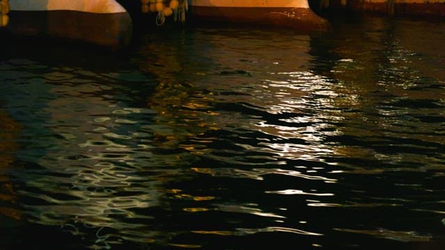 배가 비치는 출렁이는 물 표면