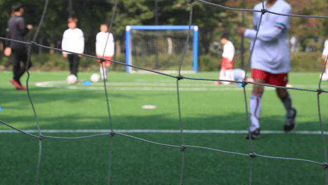 맑은 날 축구하는 아이들