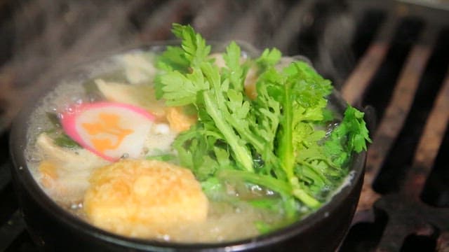 스토브 위 어묵이 들어간 우동이 끓는 모습