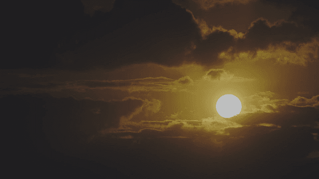 어두운 구름 뒤로 지는 해