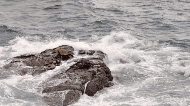 파도가 바위 해안에 부딪히는 모습