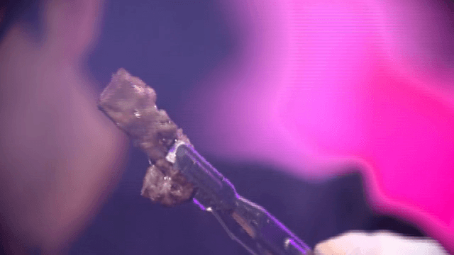 삼겹살을 집게로 잡은 모습