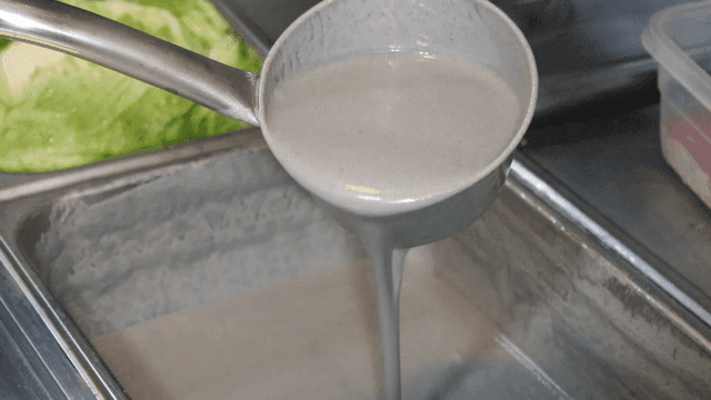 점성 있는 서리태 국물을 푸는 국자