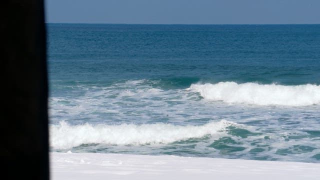 맑은 날 파도가 해변에 부딪히는 바다 풍경