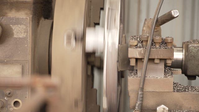 금속을 가공하는 기계