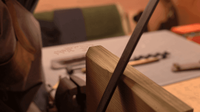 작업장에서의 목공 작업