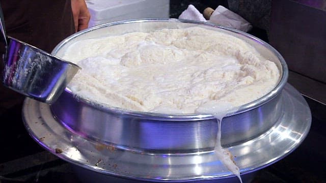 갈아낸 콩에 물을 붓는 장면