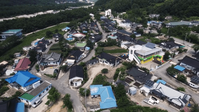 전통 가옥이 있는 시골 마을