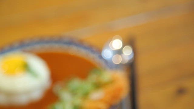 카레라이스와 튀김 돈가스가 있는 접시