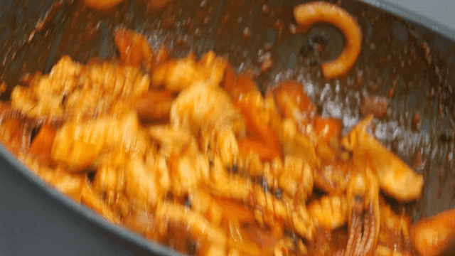 팬에서 채소와 해산물을 볶아주는 국자