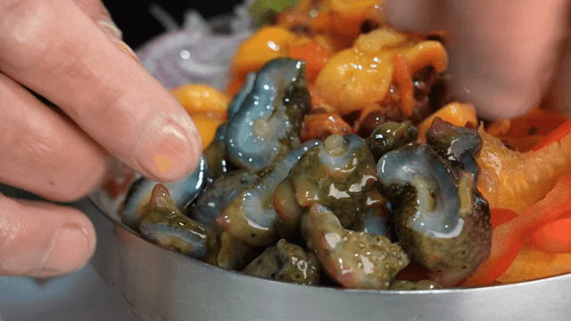 신선한 해산물 비빔밥 준비