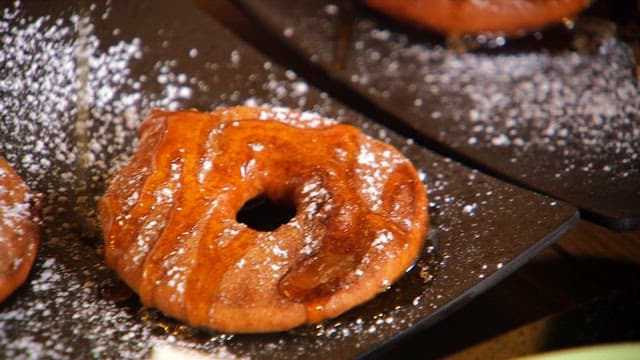 시럽과 설탕을 뿌린 사과 튀김 한 접시