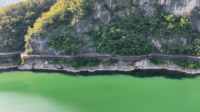 절벽을 따라 이어진 경치 좋은 산책로