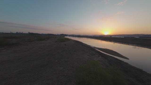 고요한 강 풍경 위로 지는 해