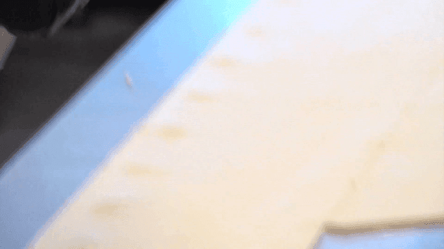 빠르게 크루아상을 만드는 제빵사