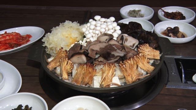 각종 버섯이 들어있는 버섯탕