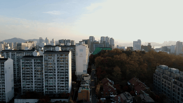 하늘 아래 아파트가 있는 도시 전경
