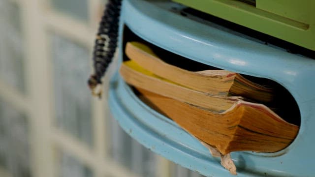 공중전화기 선반에 있는 오래된 책들