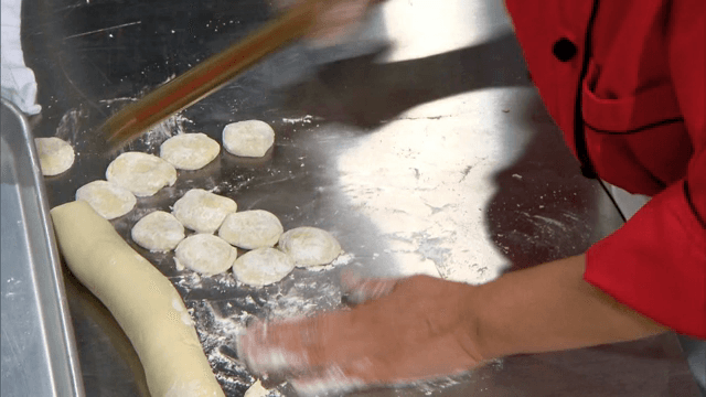 밀가루를 묻힌 동그랗게 뜯은 반죽