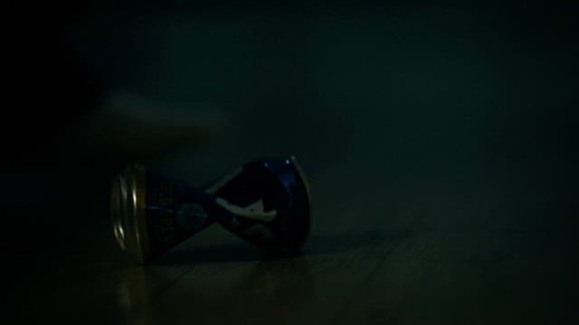 바닥에 떨어진 음료수캔 쓰레기를 주워담는 손