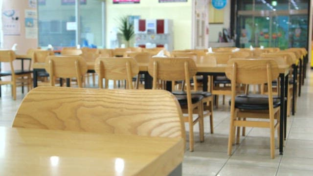 나무 의자와 테이블이 있는 빈 식당