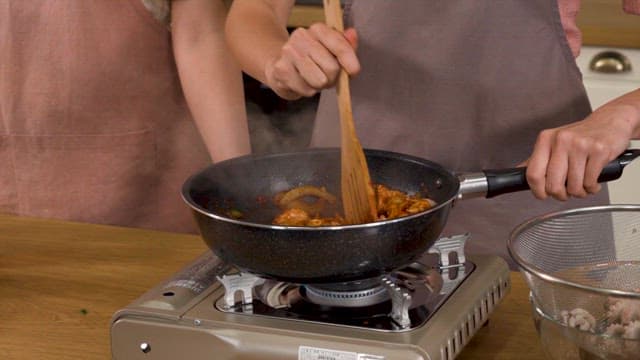 주방 가스 버너 위에서 요리되는 쭈꾸미 볶음